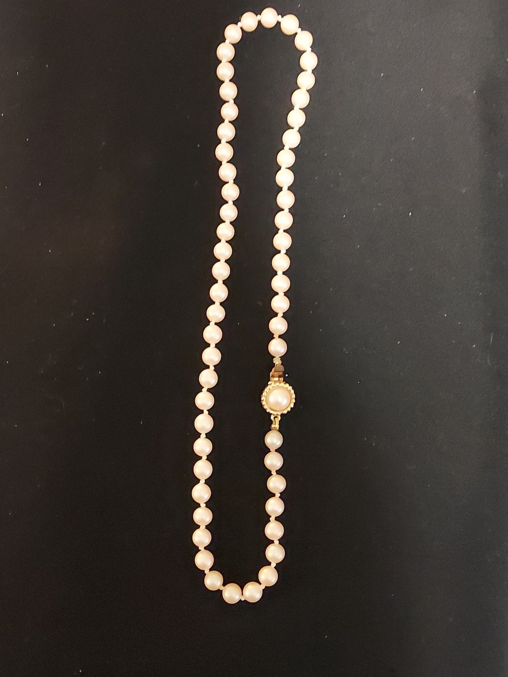 Vintage Classic Cream Pearl Glass Bd Necklace w/pearl/goldClasp. Unisex. 18 In.